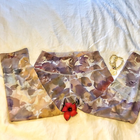 Pink floral pattern yoga capris - Picture 2 of 3